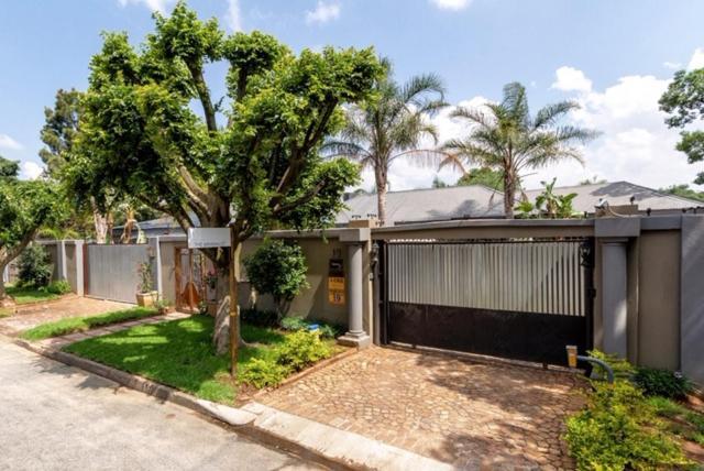 Studio Gray Benoni Luaran gambar